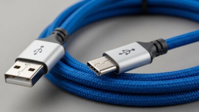 Para que servem os dois buracos nas fichas USB Tipo-A? A resposta vai surpreender-te Quantas vezes já ligaste um cabo USB sem sequer pensar no que tens na mão? Todos os dias usamos esta tecnologia — nos telemóveis, nos computadores, nos carregadores — e raramente paramos para perceber como ela realmente funciona. Por isso, um dos detalhes mais ignorados está mesmo à vista: os dois pequenos buracos quadrados que aparecem nas fichas USB Tipo-A. À primeira vista, parecem decoração. Mas não são. Uma tecnologia com quase 30 anos — e ainda presente em todo o lado Para perceber o porquê desses buracos, primeiro convém saber de onde veio o USB. O Universal Serial Bus surgiu precisamente para simplificar a ligação entre computadores e periféricos, pondo fim à confusão de portas série, paralelas e proprietárias que dominavam os anos 90. Antes disso, ligar uma impressora ou um disco externo era uma dor de cabeça real: cabos específicos, configurações manuais e portas incompatíveis entre marcas tornavam tudo mais complicado. O desenvolvimento começou em 1995, com um grupo de sete empresas: Compaq, DEC, IBM, Intel, Microsoft, NEC e Nortel. O padrão chegou ao mercado em 1996 e, desde então, transformou para sempre a forma como conectamos os nossos dispositivos. Quase três décadas depois, o cabo USB Tipo-A tornou-se uma das peças de tecnologia mais reconhecíveis do mundo. Ao contrário do mais moderno USB-C — que é reversível —, o conector Tipo-A é rectangular e só entra numa única orientação. É aquele que toda a gente já conhece: o retangular que, às vezes, demora três tentativas até entrar no sítio certo. Então, para que servem mesmo aqueles buracos? Se já olhaste com atenção para a extremidade de um cabo USB Tipo-A, certamente reparaste em dois pequenos orifícios quadrados, um de cada lado do conector metálico. A maioria das pessoas ignora-os completamente. Outros pensam que são um detalhe estético, ou até um erro de fabrico. No entanto, não são nenhuma das duas coisas. Na realidade, esses buracos fazem parte de um mecanismo de retenção passiva — isto é, um sistema simples que mantém o cabo preso à porta sem necessitar de nenhuma peça móvel adicional. O funcionamento é directo: no interior da porta USB do teu computador ou carregador, existem dois pequenos clips metálicos com mola. Assim que introduzes o cabo, esses clips encaixam nos orifícios da ficha e prendem o conector com firmeza. O princípio é, aliás, o mesmo que encontramos nos pinos de uma ficha eléctrica doméstica. O encaixe cria resistência suficiente para que a ligação não ceda com um simples toque ou movimento acidental. Além disso, mesmo que não ouças sempre um clique audível, se inserires o cabo devagar consegues sentir o momento exacto em que os clips travam. Por que é que isto importa na prática? Imagina que estás a transferir 50 GB de dados de um disco externo para o teu computador. A meio da transferência, alguém tropeça no cabo. Sem este mecanismo de retenção, a ligação cairia de imediato — e os dados poderiam corromper-se. Com os clips a segurar o conector, porém, é necessária uma força deliberada para desligar o cabo. Um puxão leve simplesmente não chega. O mesmo raciocínio se aplica ao carregamento de dispositivos. Uma ligação instável provoca carregamento intermitente, o que prejudica a bateria a longo prazo. Por isso, a solução é engenhosamente simples: dois buracos, dois clips, e o problema fica resolvido. Convém também notar que os fabricantes reforçam os cabos USB com overmolding de plástico na zona do conector, para evitar tensão no cabo que poderia danificar as ligações eléctricas. Em suma, os buracos de retenção são apenas uma das várias decisões de engenharia pensadas para garantir durabilidade no uso diário. USB Tipo-A vs USB Tipo-C: o que mudou? Com a chegada do USB-C, muita gente pergunta-se se o mecanismo dos buracos ainda faz sentido. A resposta exige uma comparação directa. No USB-C, o design segue uma lógica diferente — mas a preocupação continua a ser a mesma. O conector Tipo-C oferece uma interface reversível com 24 pinos, capaz de transferência de dados a alta velocidade e entrega de energia, tudo num formato mais compacto do que o Tipo-A. Neste caso, a retenção resulta da forma oval do próprio conector e da maior área de contacto, o que dispensa os clips laterais. Ainda assim, o objectivo é idêntico: garantir que a ligação se mantém estável durante a utilização. Entretanto, o USB Tipo-A continua presente em milhões de dispositivos. Em Moçambique, em particular, grande parte dos equipamentos em circulação — desde impressoras a hubs USB em escritórios — ainda usa o formato clássico. Por essa razão, perceber como este conector funciona é mais relevante do que parece à primeira vista. Um detalhe pequeno, uma engenharia inteligente No fundo, os dois buracos no cabo USB Tipo-A representam aquilo que a boa engenharia faz melhor: resolver um problema real com a solução mais simples possível. Sem peças móveis extra, sem mecanismos complexos, sem custo adicional. Apenas dois orifícios e dois clips que, juntos, garantem que a tua ligação não cai quando mais precisas dela. Por isso, da próxima vez que ligares um cabo USB, experimenta inserir devagar — e presta atenção ao momento do encaixe. É um daqueles pequenos prazeres técnicos que, uma vez percebidos, nunca mais passam despercebidos.